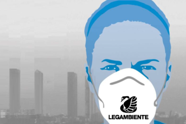 Emergenza smog sempre più cronica: Torino è la città più inquinata del decennio, Alessandria la terza Immagine copertina Mal'Aria_smog_inquinamento_mascherina