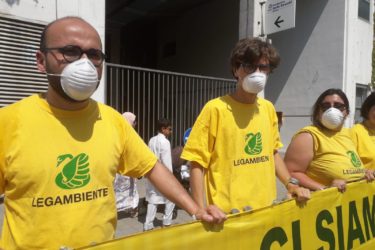 Legambiente su Clean Air Dialogue: “Servono interventi più coraggiosi” Foto 2 flash mob Legambiente